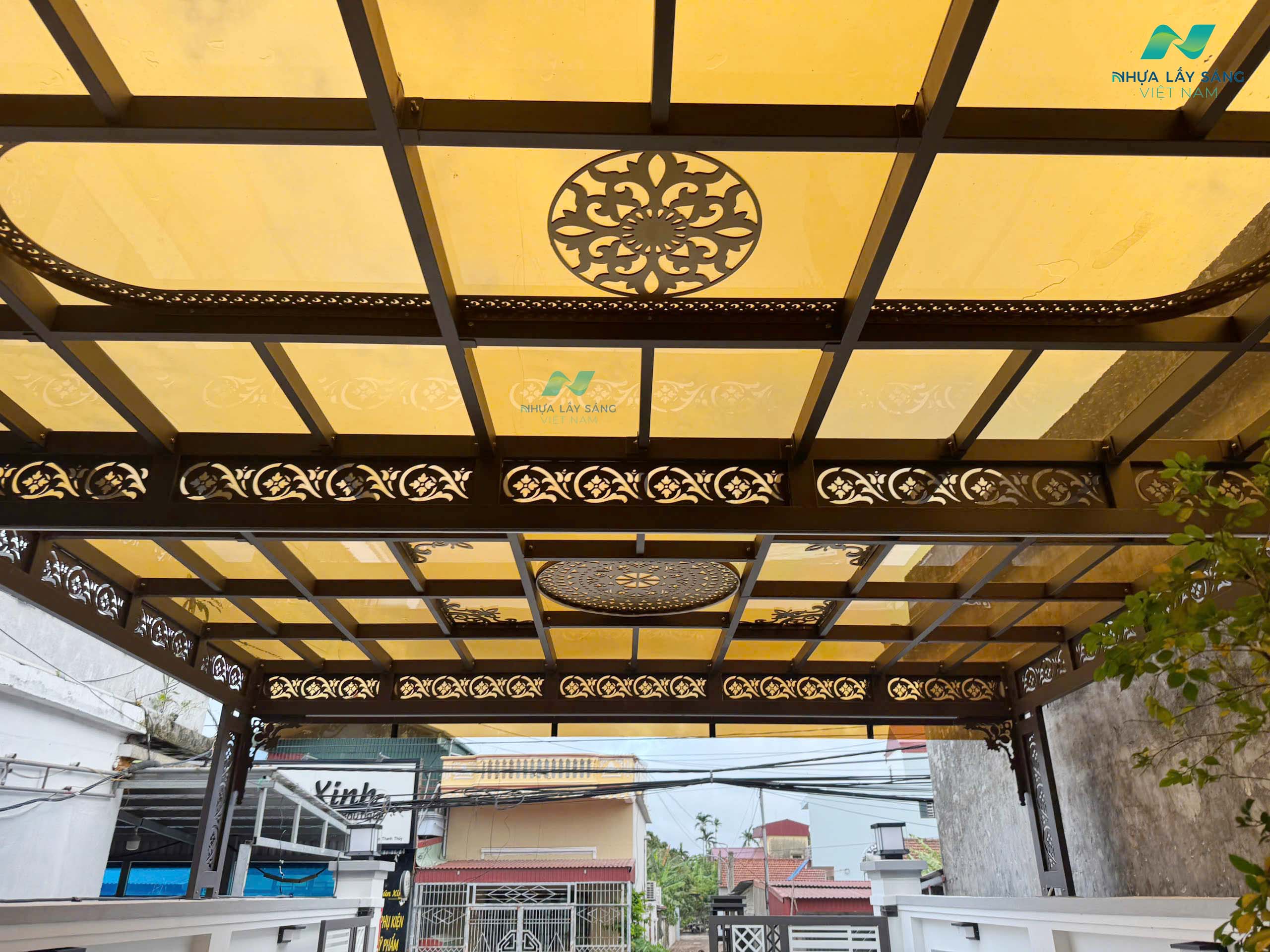 Công trình mái sân nhà dân màu nâu trà